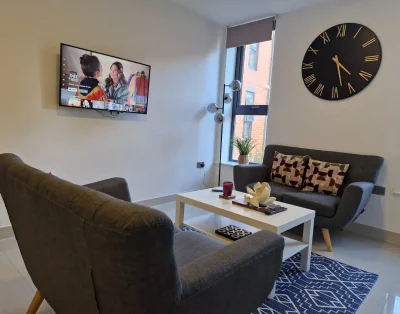Spacious 3 bed bath kitchenette Near University + Free Parking